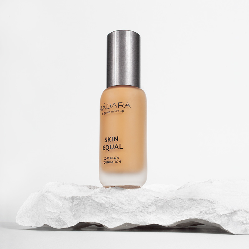 Skin Equal 50 Golden Sand – fond de ten soft glow SPF15 (30 ml), Madara Efarmacie.ro imagine noua